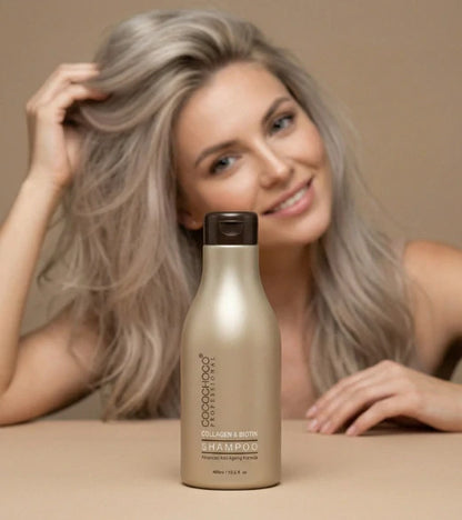 Frau mit grauen Haaren hält eine Flasche Shampoo vor beigem Hintergrund